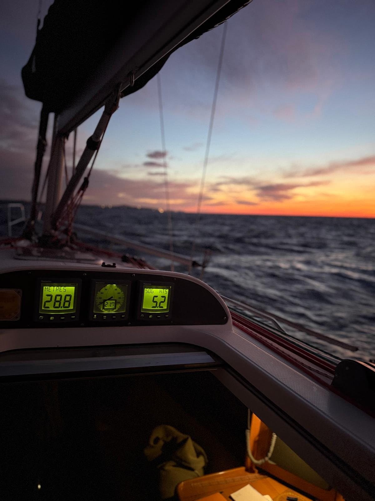 Instrumentos de navegación encendidos en la bañera al atardecer
